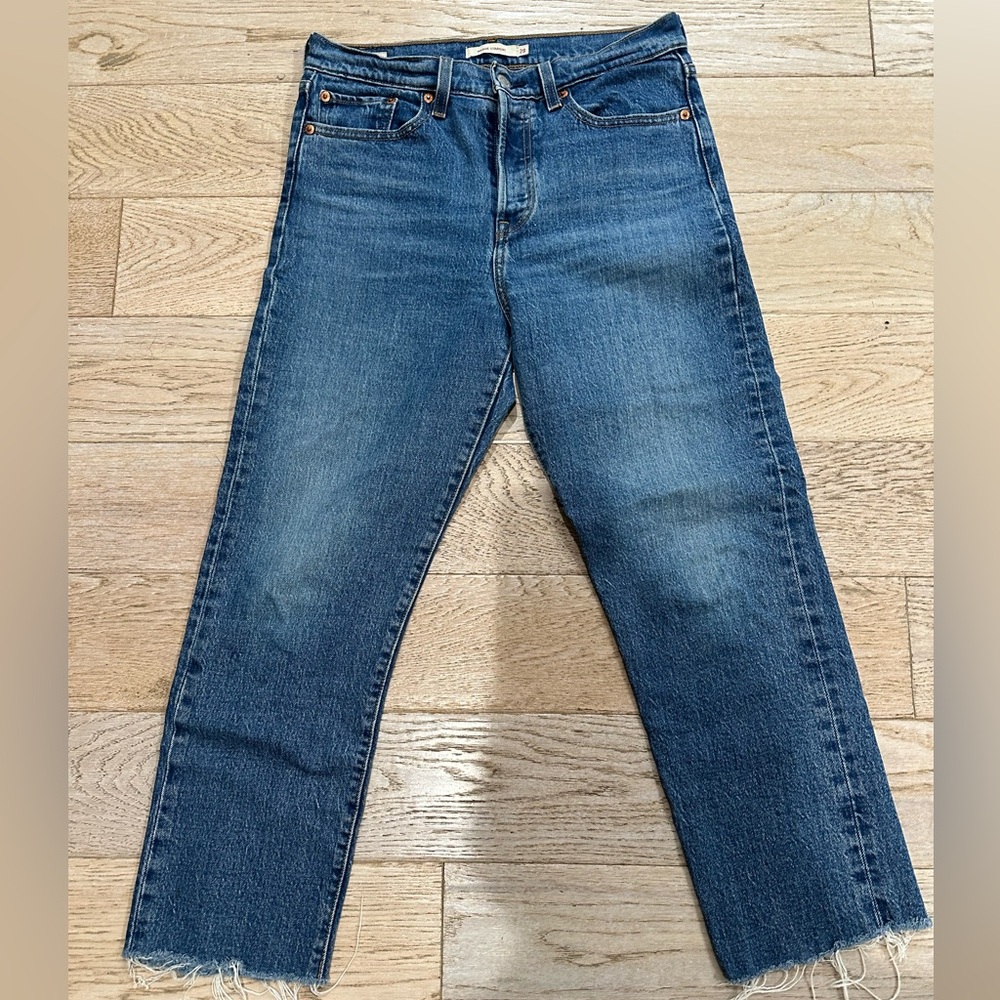 Levi’s wedgie straight raw hem jeans size 28